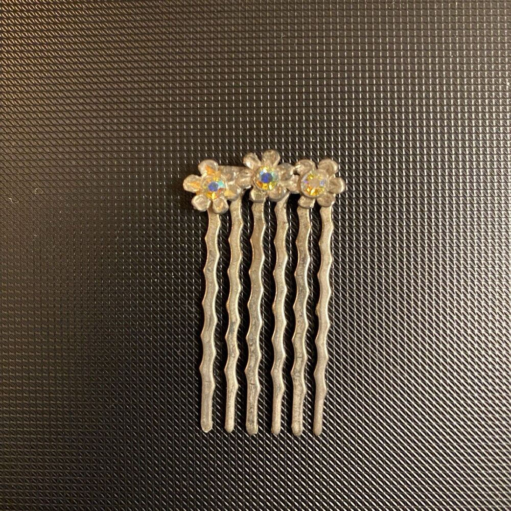Bridal Comb With Three Flower Rhinestones Design - Picture 2 of 5